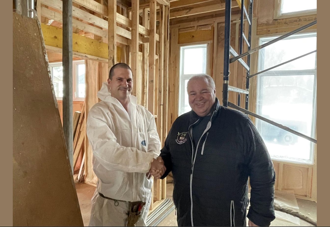 Handshake between the Ecologic owner and a customer on a job site
